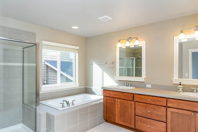 Building Photo - 5Bd/3Ba Lynnwood House