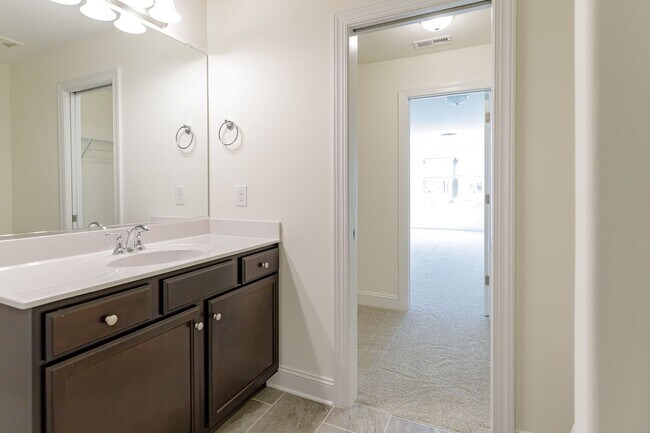Building Photo - Brand new Luxurious 3 bedroom 3 bath + LOFT townhouse in Stone Gate community High Point. Master ...