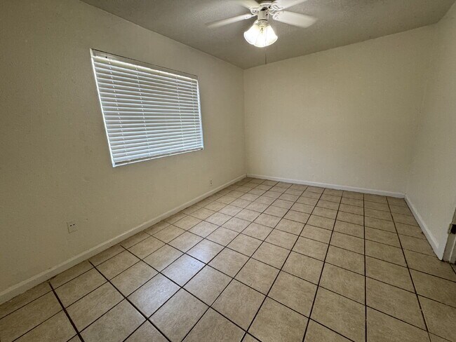 Building Photo - Fourplex one bedroom unit is ready to move...