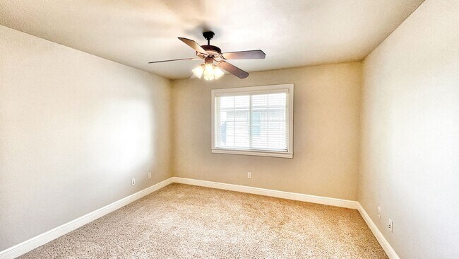Building Photo - 1501 NE Greenbrier Ct