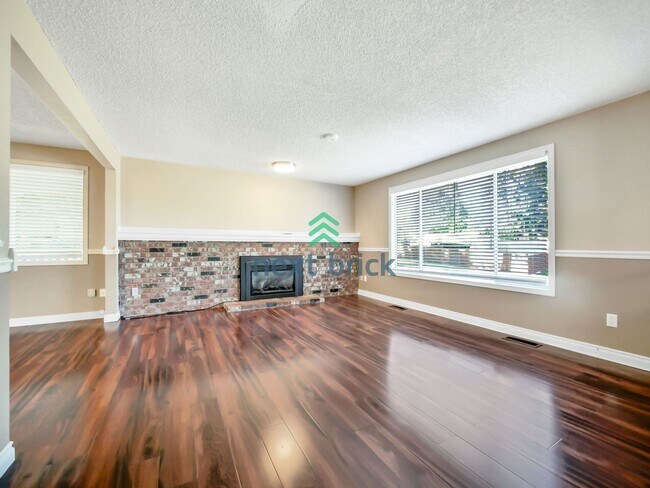Building Photo - 5 Bed and 3 Bath Single-family Home Availa...