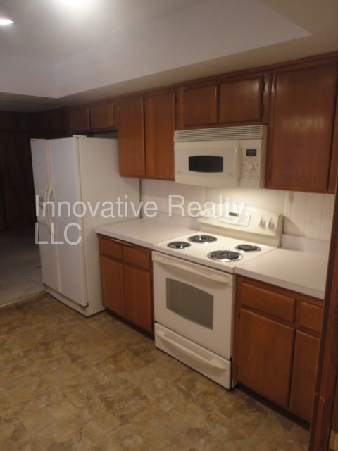 Building Photo - 2351 Woodcrest Dr