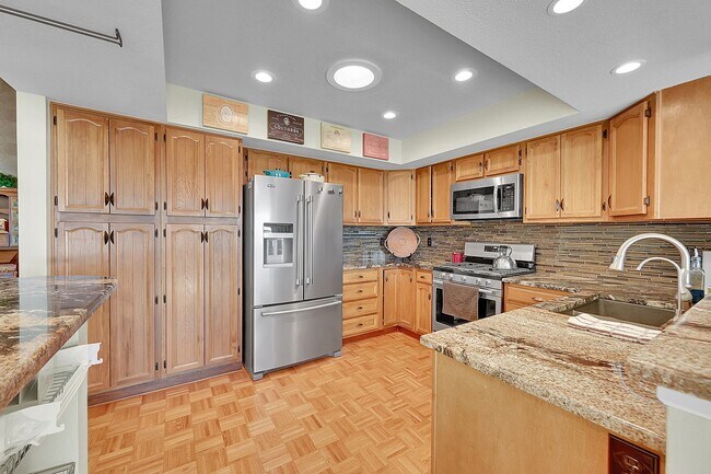 Building Photo - Backs to private lake with mountain views