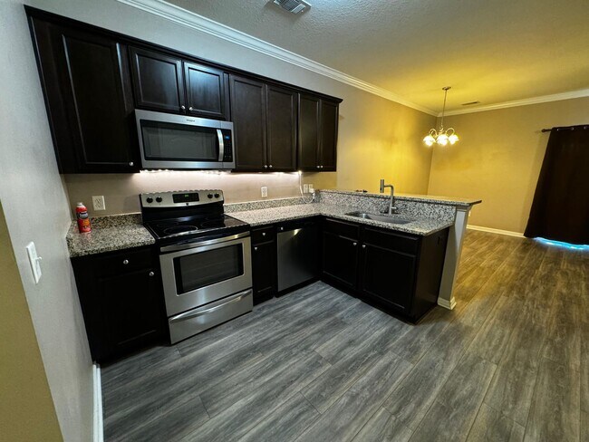 Building Photo - Highly Desirable Richmond Hill Townhome with 3 Bedroooms