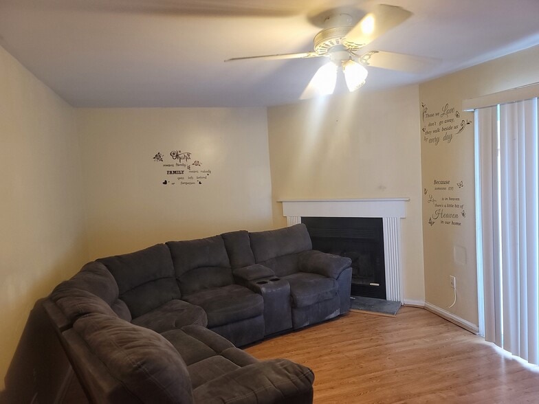 Building Photo - 134 Freedom Trl