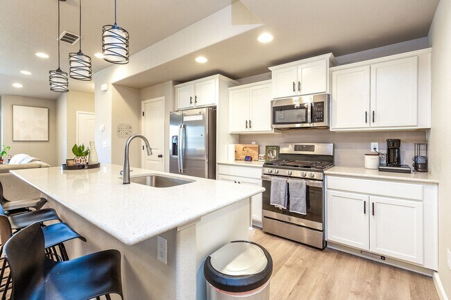 Building Photo - Townhouse Unit for Rent
