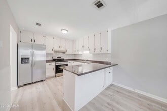 Building Photo - 7011 Lois St