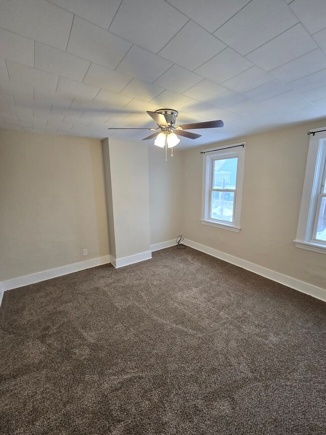 Building Photo - Newly renovated Beechview Home with Bonus ...