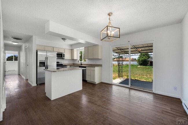 Building Photo - 981 Tamarack Cir