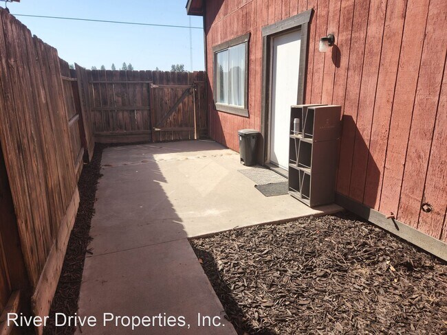 Building Photo - 2 br, 2.5 bath House - 932 E. Oakridge Avenue