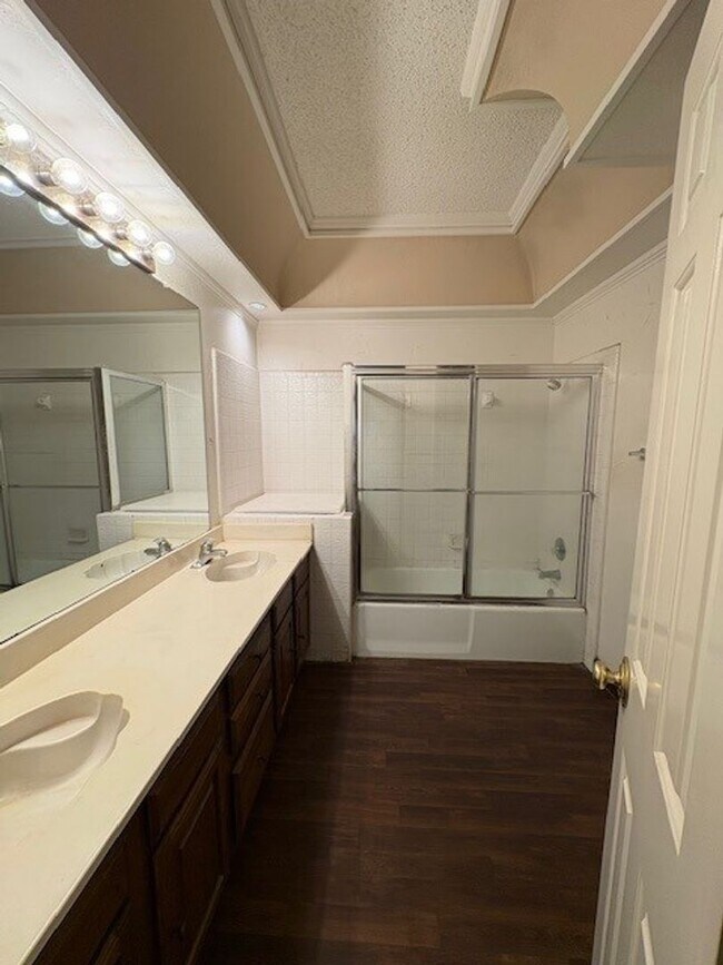 Building Photo - Beautiful North Arlington Townhome