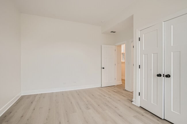 Building Photo - 3509 N Sheffield Ave