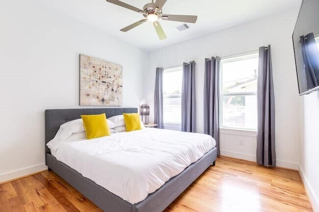 Building Photo - 1753 Pasadena St