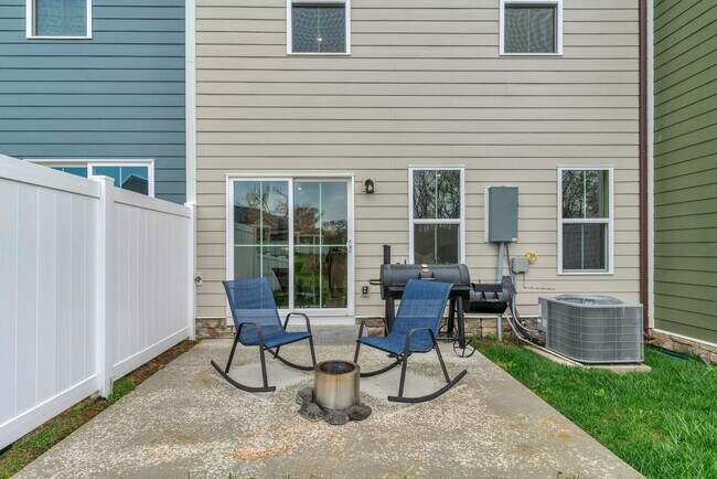 Building Photo - Beautiful Townhome!! Great Location!!