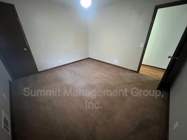 Building Photo - 916 Curry Cir SE