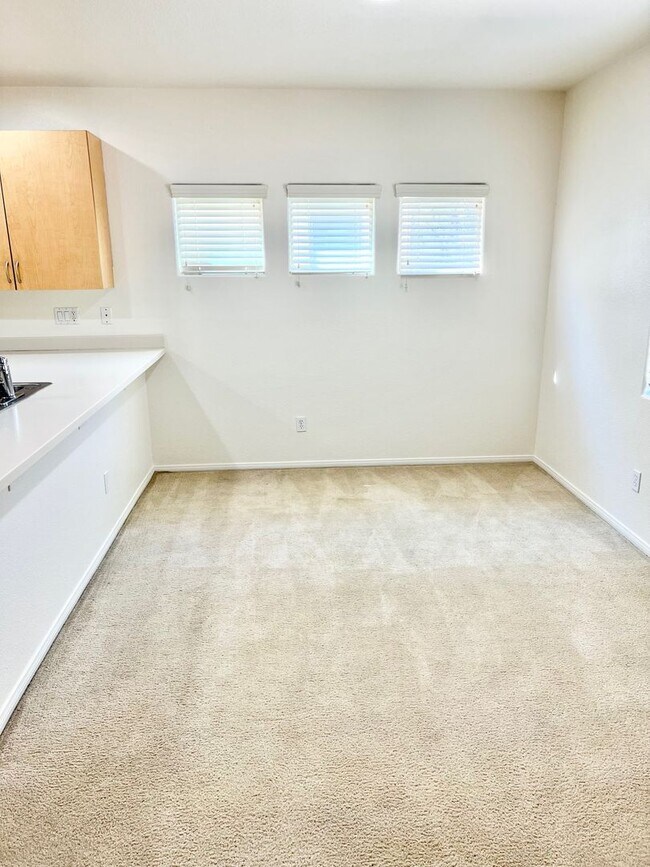 Building Photo - 3bd 3bth Gated