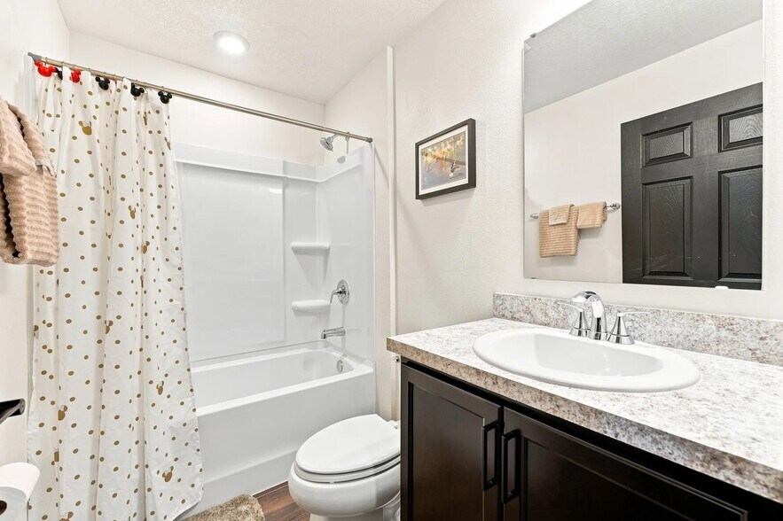 Building Photo - 455 Overpool Ave