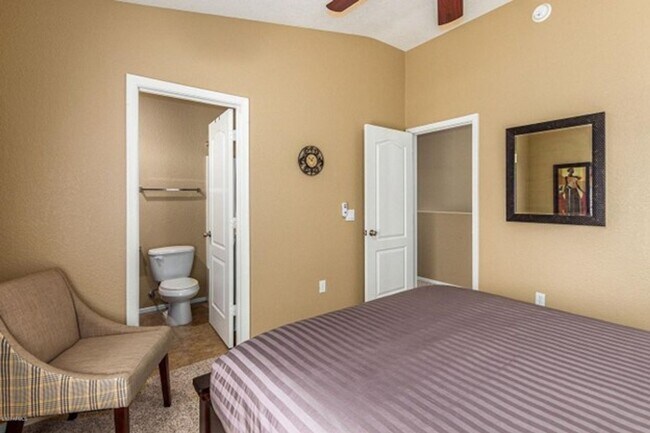 Building Photo - 2 Bedroom, 2.5 Bath Townhome Available NOW!