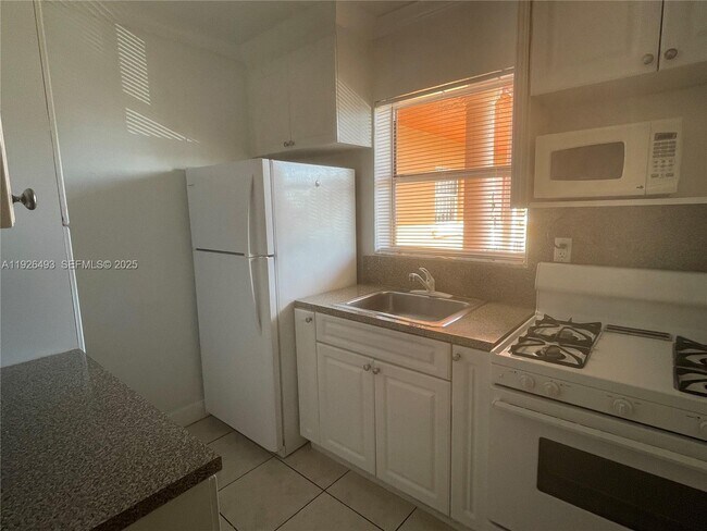 Building Photo - 1245 W 24th St