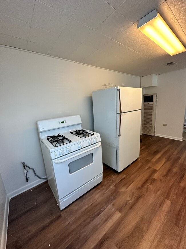 Building Photo - Awesome ranch style home 2bed+2offices 2ba...