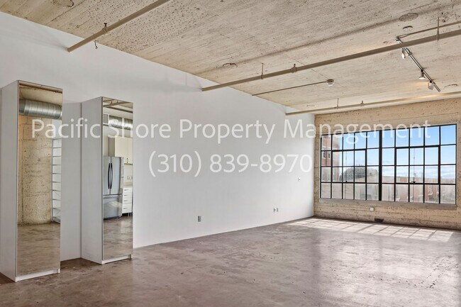 Building Photo - Large Loft with Modern Finishes at Historic Toy Factory Lofts!