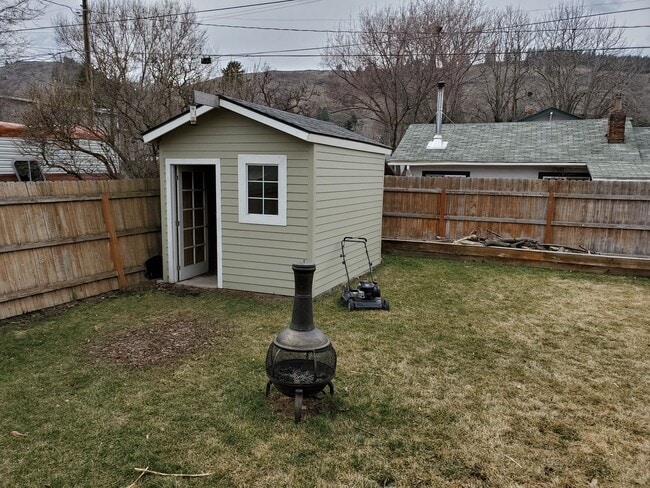 Building Photo - 2010 1st St