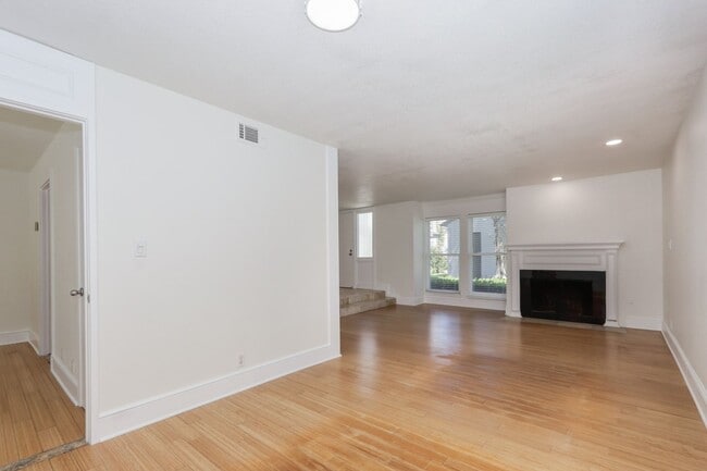 Building Photo - 3 Bed / 2.5 Bath light and spacious townho...