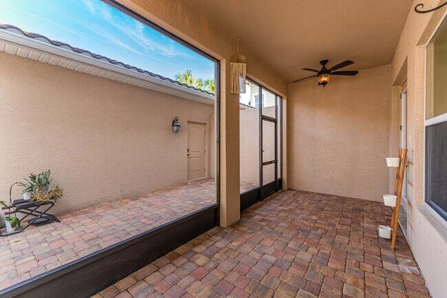 Building Photo - Stunning David weekly designed 3 BR+ OFFICE/ 2.5 BA / 2 Car executive townhouse in Hyde Park / So...