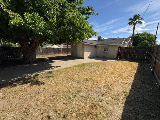 Building Photo - Charming NW Visalia Home Available Now!