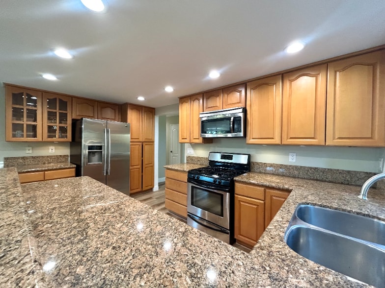 Building Photo - 1742 Oakview Way