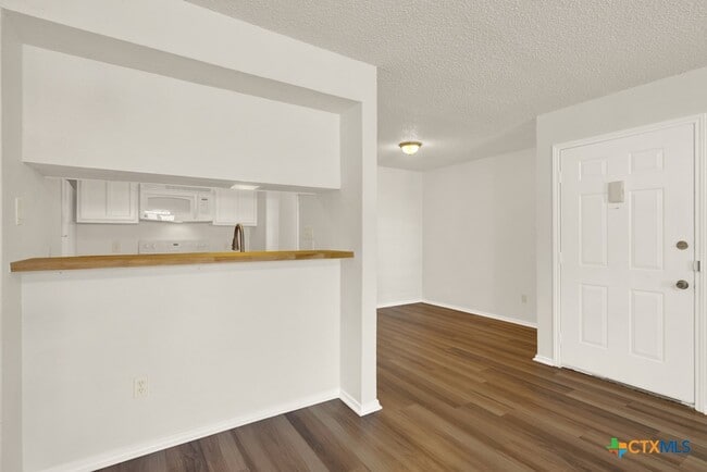 Building Photo - 1202 Thorpe Ln