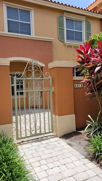 Primary Photo - 5010 S Harbor Isles Dr