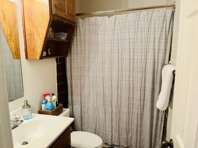 Building Photo - 2 Bd / 2 Ba Townhome Minutes Away From Campus & Downtown!