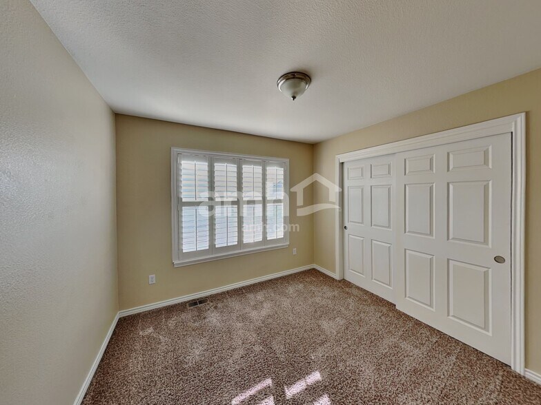 Building Photo - 439 Longspur Dr