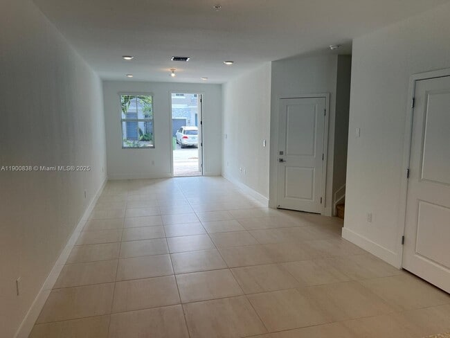 Building Photo - 136 SW 170th Ave