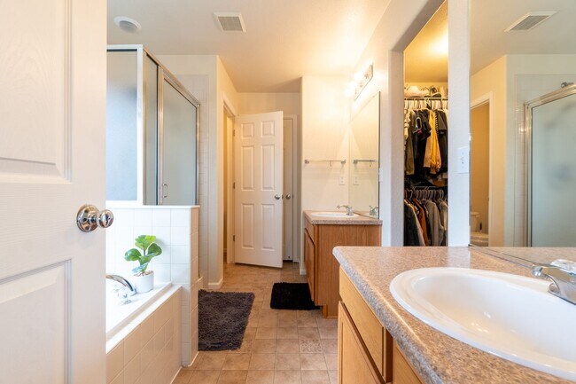 Building Photo - Obsidian View townhome for rent!