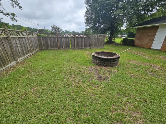 Privacy fence near fire pit - 202 Magnolia Dr