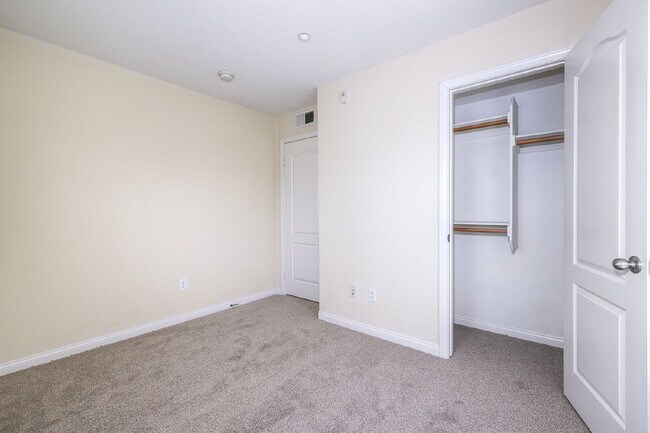 Building Photo - Spacious 2-Bed, 2.5-Bath Condo on Lighthou...