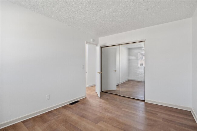 Building Photo - 807 Estate Dr