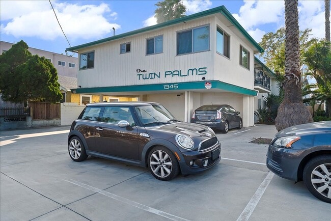 Building Photo - 1347 N Las Palmas Ave