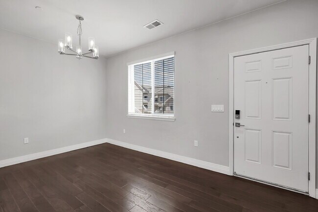Building Photo - $2,775 - 3 Bed, 3 Bath Condo in Aurora wit...