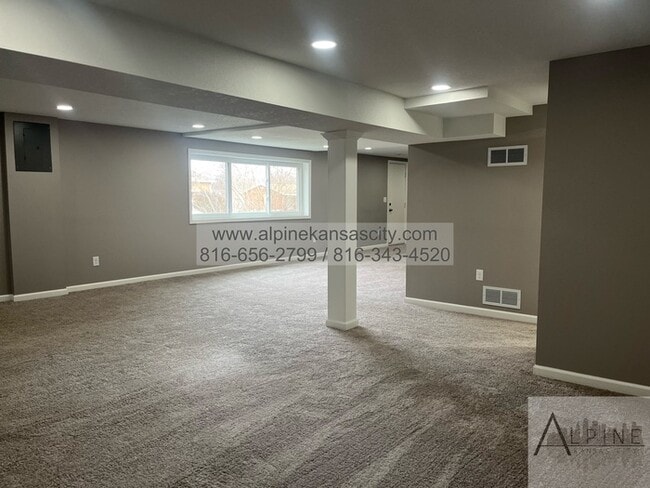 Building Photo - Available Mid January! 5 Bedrooms, PLUS Rec Room in Gladstone!