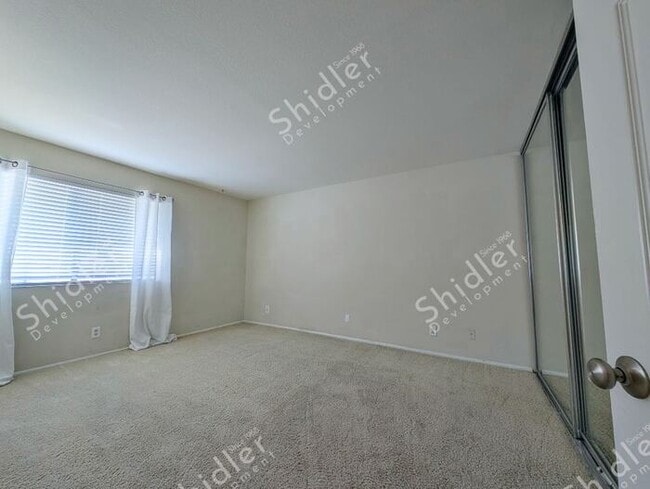 Building Photo - 2 Bed 1 Bath No one Above You
