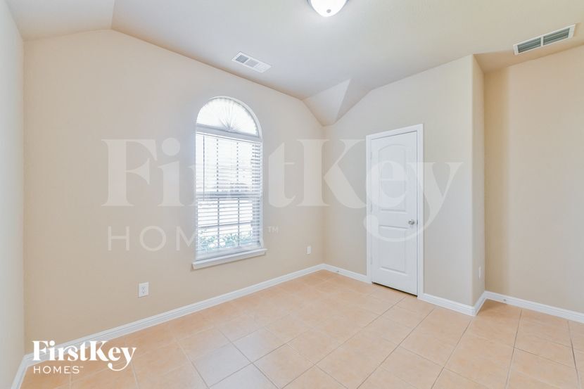 Building Photo - 649 Bent Oak Dr