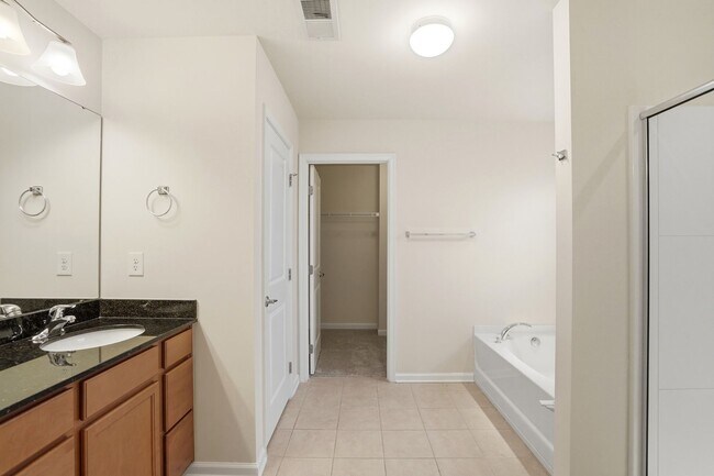 Building Photo - Move-In Ready Gem Near UNCC with Fresh Updates