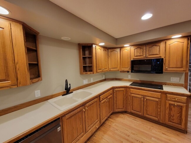Building Photo - Upscale and Spacious Cedar Falls House for...