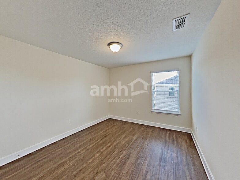 Building Photo - 2429 S Park Ave