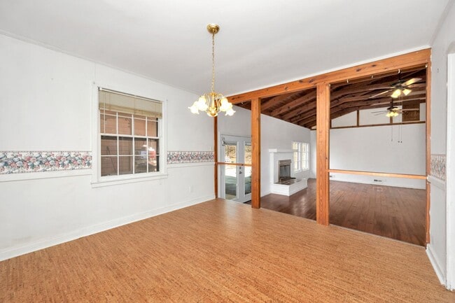 Building Photo - Spacious & Charming in Scottsboro!