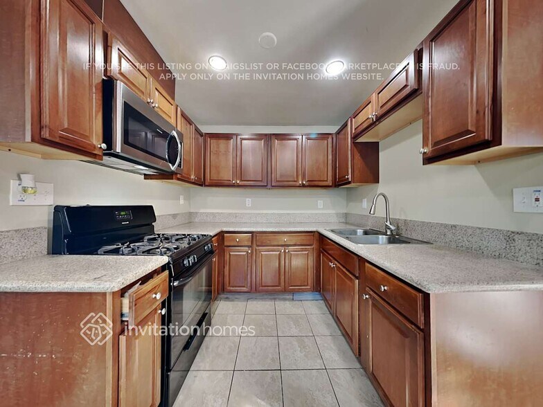 Building Photo - 726 E 99th St