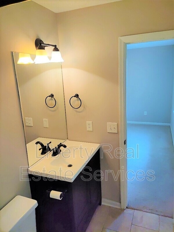 Building Photo - 734 Robin Hood Dr